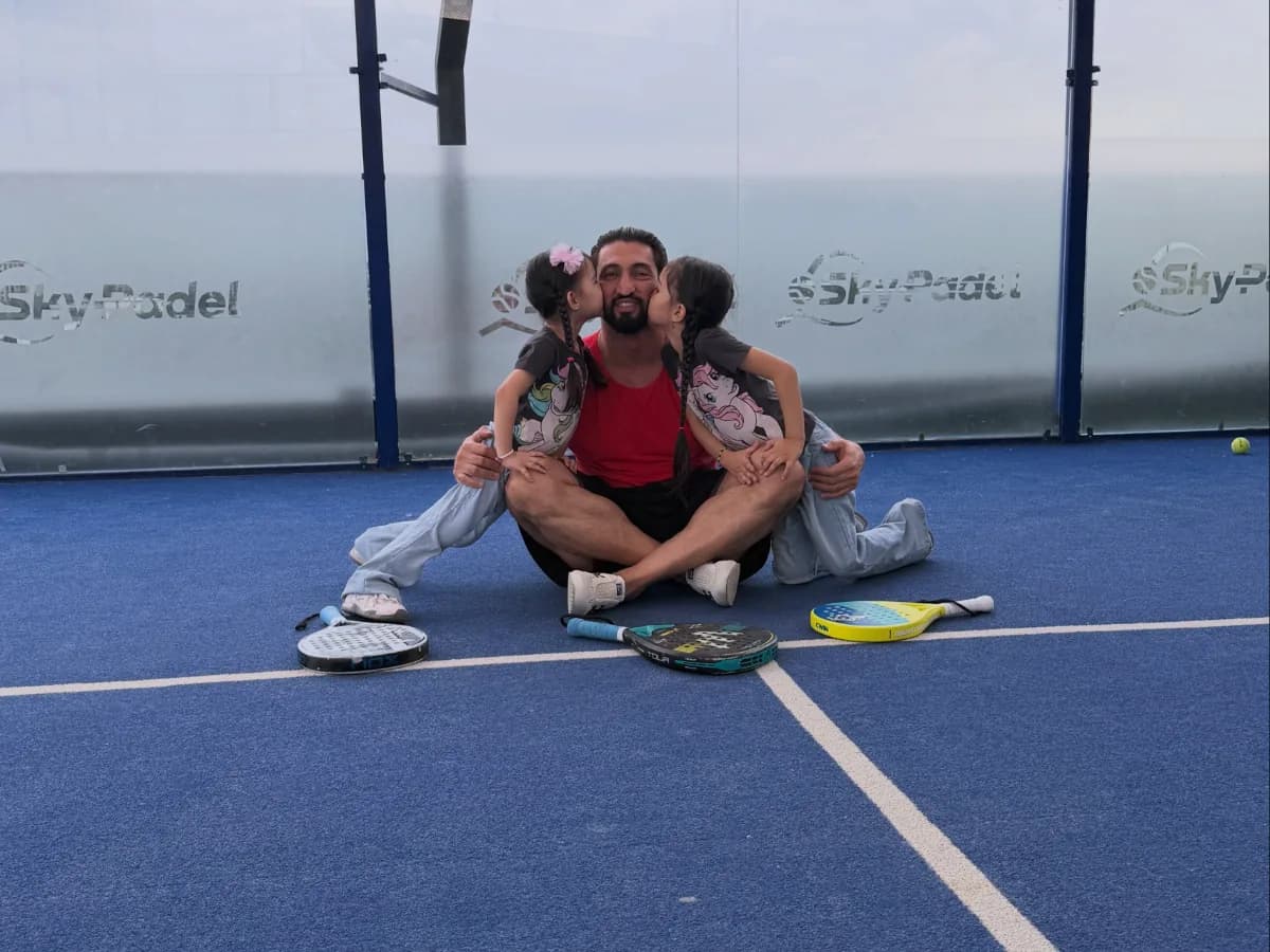 Qizlari bilan padel kortida